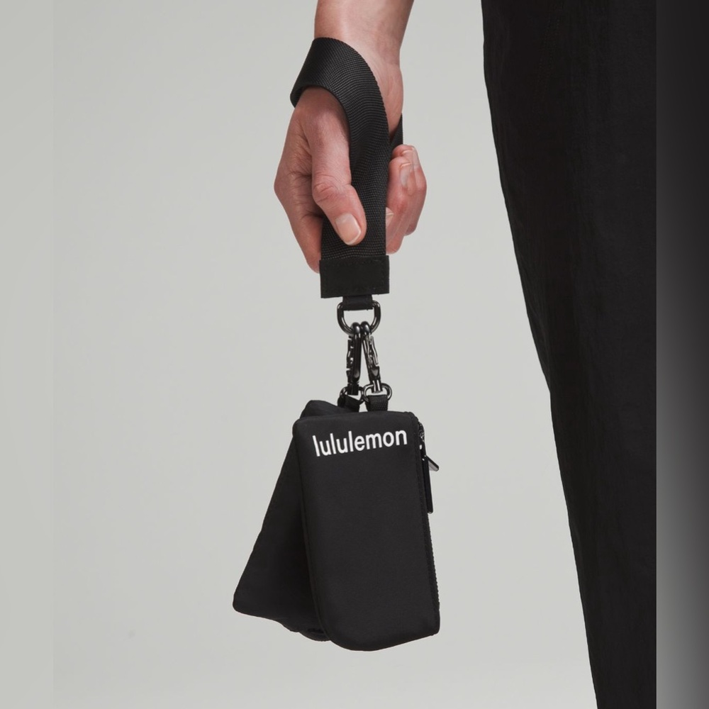 LULULEMON NWT Dual Pouch Wristlet
COLOR Black